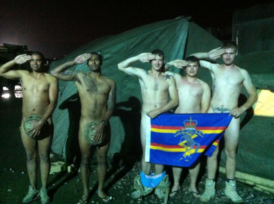 Goi-puşcă pentru prinţul Harry! Sute de oameni se dezbracă în sprijinul prinţului şi postează pozele pe Facebook 164970