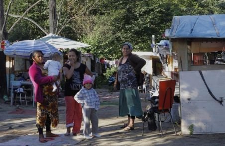 Zeci de romi protestează în Franţa, după ce au fost evacuaţi dintr-o tabără ilegală de lângă Paris