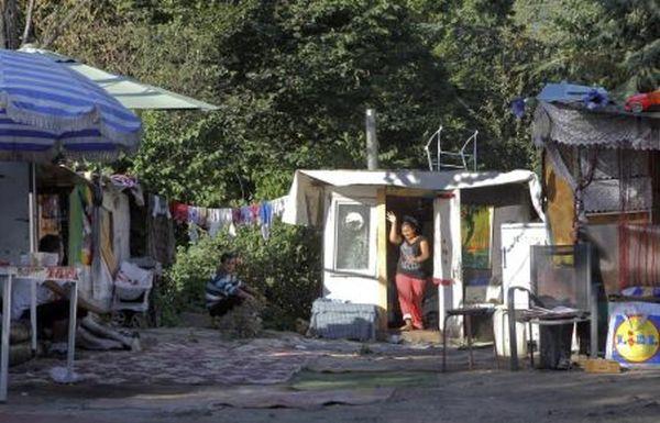 Zeci de romi protestează în Franţa, după ce au fost evacuaţi dintr-o tabără ilegală de lângă Paris 164981