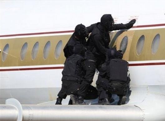 ALARMĂ FALSĂ în legătură cu luarea de ostatici la bordul avionului care a aterizat forţat la Amsterdam