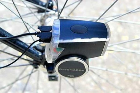 Dispozitivul care transformă o plimbare cu bicicleta în alimentarea telefonului mobil