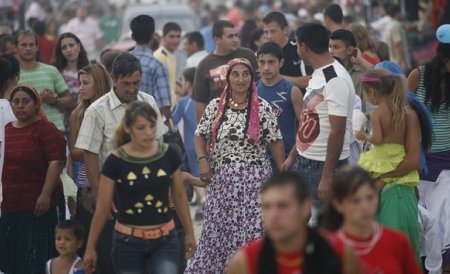 Guvernul francez a anulat taxa care limita accesul romilor pe piaţa muncii