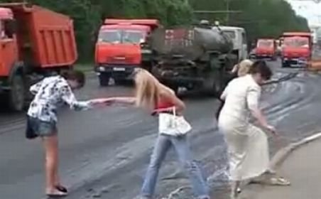 Imagini şocant de amuzante! Zeci de oameni au rămas LIPIŢI pe o stradă proaspat asfaltată