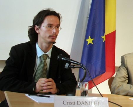 Magistratul Cristi Dănileţ a fost dat în judecată de părinţii săi