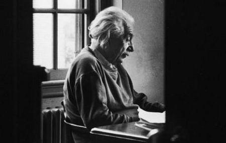 “Oamenii de ştiinţă se roagă? Şi dacă da, pentru ce se roagă?” Care a fost răspunsul lui Albert Einstein 165137