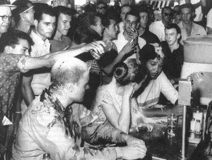 S-au luptat cu milioane de minţi înguste pentru a se face auziţi. Imaginea care a scris istorie  165195