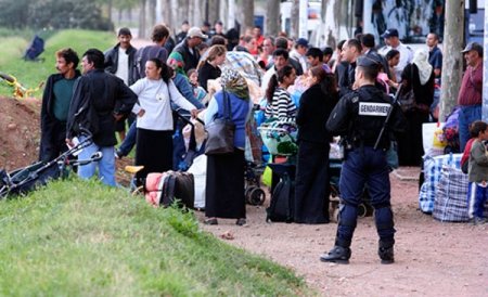 Înapoi în România, pe banii francezilor! O cursă cu 179 de romi repatriaţi din Franţa a aterizat la Timişoara 