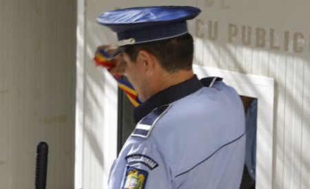 Un agent de circulaţie din Timiş, prins când lua mită de la un ofiţer DGA. Poliţistul era obişnuit să „ierte“ neregulile şoferilor