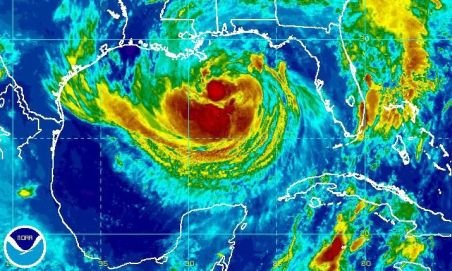 Un uragan de categoria I a lovit Mexicul. Vântul bate cu rafale de peste 120 km pe oră