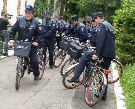 Poliţiştii vasluieni se vor lansa în urmăriri pe... biciclete. Şeful IPJ Vaslui: „Prea ne-am învăţat cu fundul în maşină“