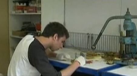 Un român stabilit în Franţa transformă banale computere în opere de artă. Vezi aici cum arată un calculator placat cu aur şi cât costă