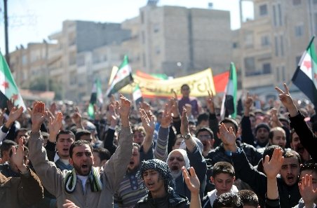 Zeci de mii de sirieni au ieşit în stradă. Manifestanţii cer demisia lui al-Assad: „Nu vom ceda, în pofida tancurilor voastre“