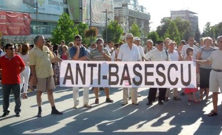 Protestatarii au scandat la nunta Elenei Băsescu: „Băsescu la puşcărie“, „Demisia“, „Hoţii“ 