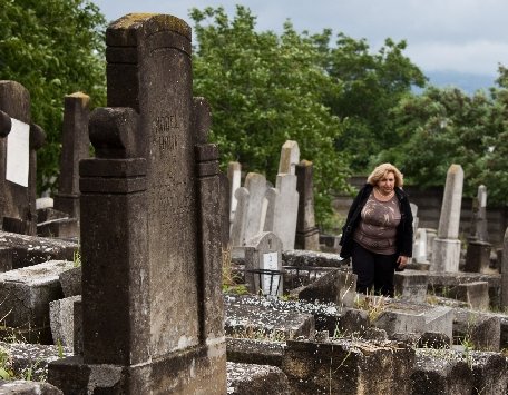 Bistriţa. Poliţiştii au demarat o anchetă după ce 29 de cruci din cimitirul municipal au fost distruse sau deteriorate