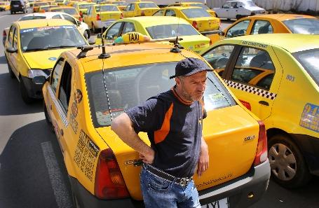 Peste 70 de taximetrişti au fost sancţionaţi în urma controalelor efectuate de Poliţie în weekend