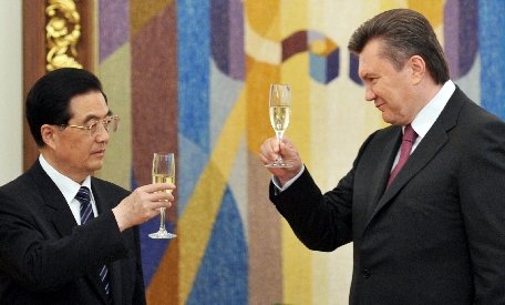 Ucraina strânge legăturile de afaceri cu China, în efortul de a evita condiţiile partenerilor tradiţionali