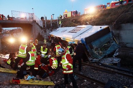 Un bebeluş a murit în accidentul din Franţa. 6 persoane au fost externate, 12 sunt încă în stare gravă