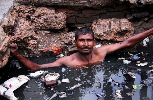 Crezi că jobul tău e greu? Nu ai putea să faci niciodată ce face omul acesta 165979