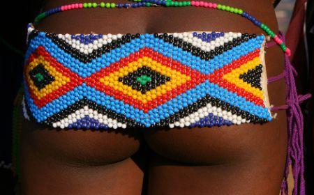 Mii de adolescente virgine au dansat în faţa lui. Are 12 soţii şi îşi mai poate alege încă una 165902