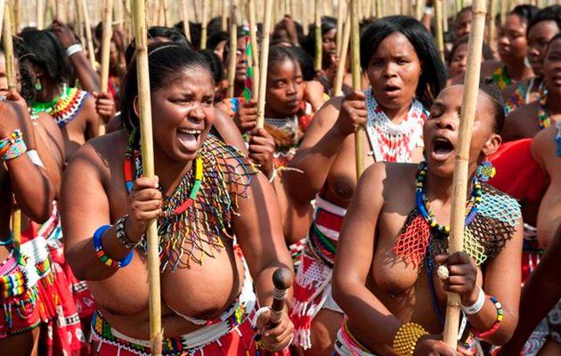 Mii de adolescente virgine au dansat în faţa lui. Are 12 soţii şi îşi mai poate alege încă una 165904