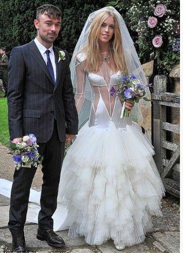 Designerul şi-a cam bătut joc de ea. Rochia de mireasă care vine la pachet cu o epilare inghinală 166089