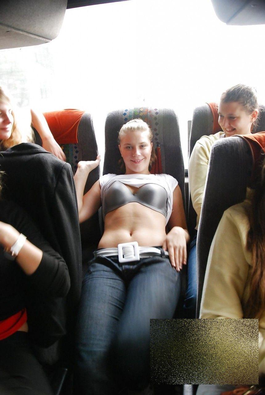 Profesorii au înmărmurit când au văzut orgia pe care au făcut-o elevele în autocar. Erau în excursie cu clasa 166092