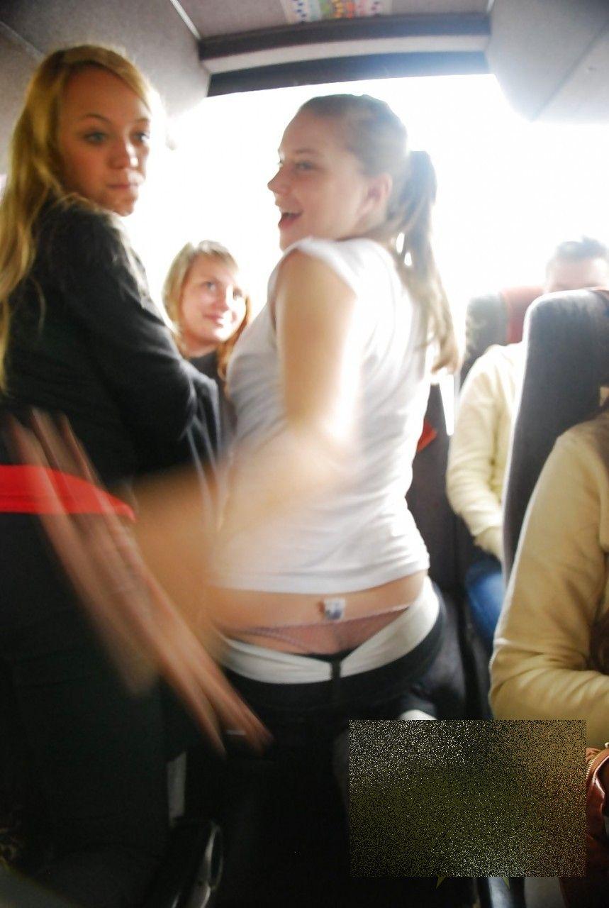 Profesorii au înmărmurit când au văzut orgia pe care au făcut-o elevele în autocar. Erau în excursie cu clasa 166097