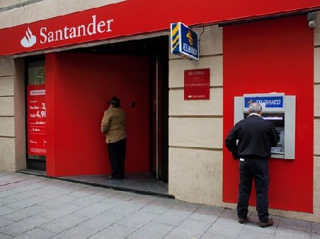 Retrageri record în Spania: Spaniolii au retras 75 miliarde euro din bănci, în iulie
