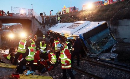 14 români implicaţi în accidentul din Franţa repatriaţi până acum. Trei pleacă miercuri spre România