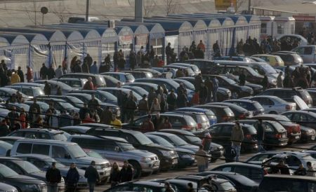 Românii preferă maşinile second-hand. Autoturismele vechi se înmulţesc într-un ritm spectaculos