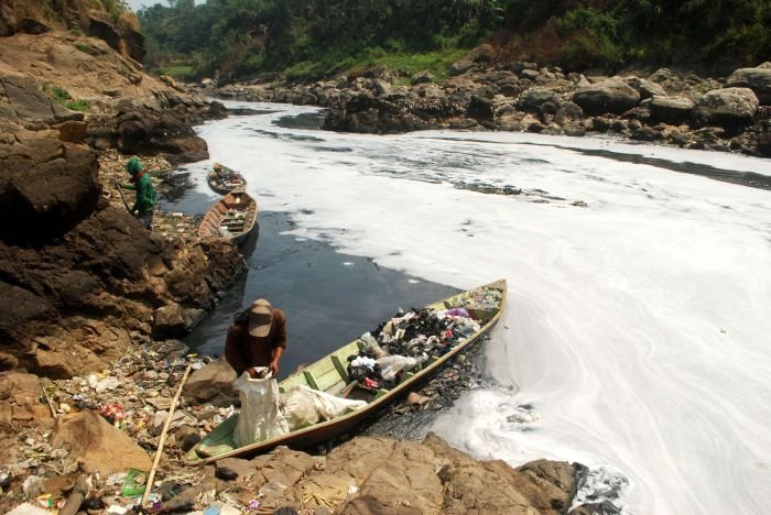 &quot;Cel mai poluat râu din lume&quot; pune în pericol viaţa a milioane de indonezieni