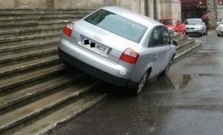 Se crede cel mai mare şmecher din Bucureşti. Unde credeţi că şi-a parcat maşina? 