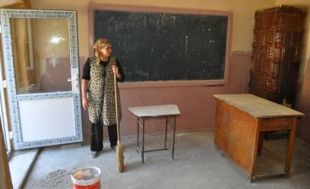 WC-uri fără apă curentă şi bucăţi de lemn pe post de pereţi - imaginea şcolilor la început de an
