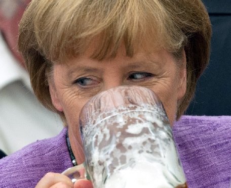 Angela Merkel, &quot;varianta feminină a lui Don Corleone&quot;. Creştin-democraţii germani o acuză de ruinarea euro