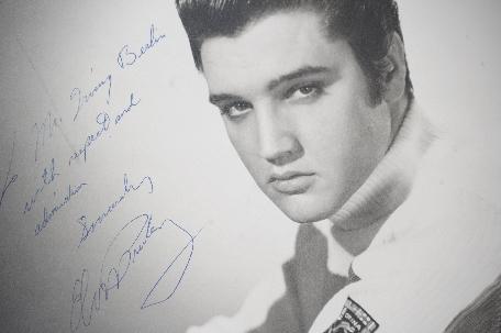 O Biblie care a aparţinut lui Elvis Presley s-a vândut pentru aproape 100.000 de dolari