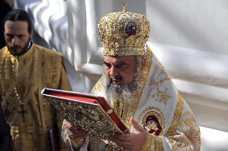 Patriarhului Daniel i s-a făcut rău în timpul unei slujbe. O ambulanţă SMURD se află la faţa locului