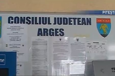 Mai mulţi angajaţi ai CJ Argeş, citaţi la DNA în urma percheziţiilor efectuate la sediul instituţiei