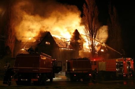 Tragedie în staţiunea Mamaia: O femeie a murit într-un incendiu care a curpins şapte magazine