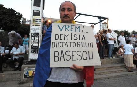 &quot;Băsescu Traian, trădător de neam&quot;. Vor protesta la Cotroceni până când vocea lor se va face auzită. Ce vedetă a participat la manifestaţie