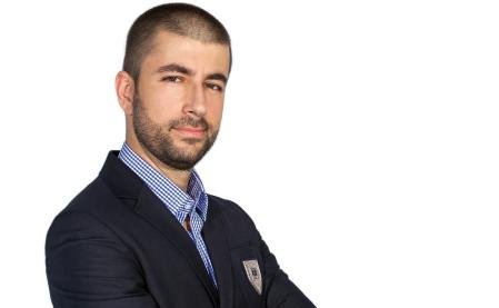 Income Magazine revine la Antena 3 cu un nou realizator: Adrian Măniuţiu – de la intervievat la intervievator