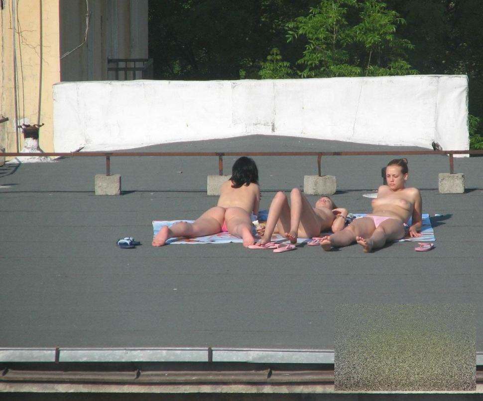 Mii de românce fac asta în fiecare vară. În ce ipostază indecentă au fost fotografiate cele trei graţii 167179