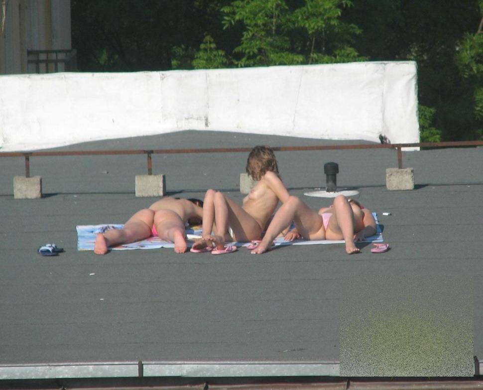 Mii de românce fac asta în fiecare vară. În ce ipostază indecentă au fost fotografiate cele trei graţii 167180