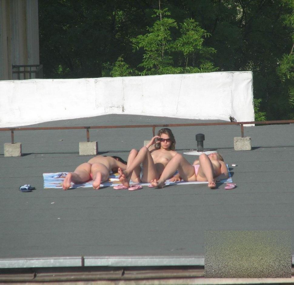 Mii de românce fac asta în fiecare vară. În ce ipostază indecentă au fost fotografiate cele trei graţii 167181