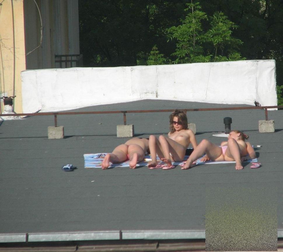 Mii de românce fac asta în fiecare vară. În ce ipostază indecentă au fost fotografiate cele trei graţii 167182