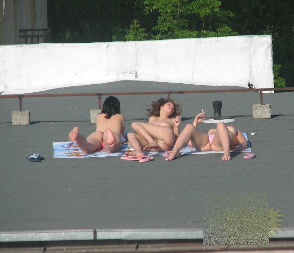 Mii de românce fac asta în fiecare vară. În ce ipostază indecentă au fost fotografiate cele trei graţii 167183