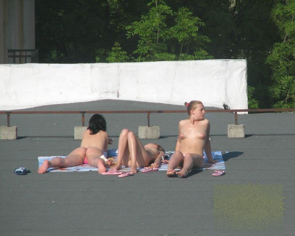 Mii de românce fac asta în fiecare vară. În ce ipostază indecentă au fost fotografiate cele trei graţii 167184