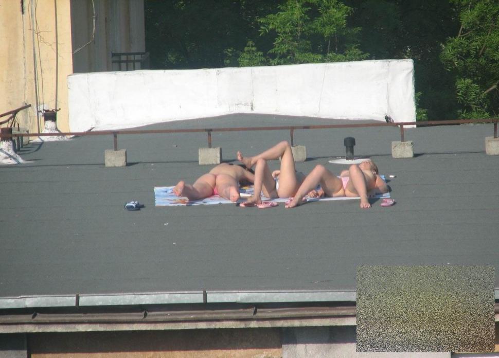 Mii de românce fac asta în fiecare vară. În ce ipostază indecentă au fost fotografiate cele trei graţii 167185