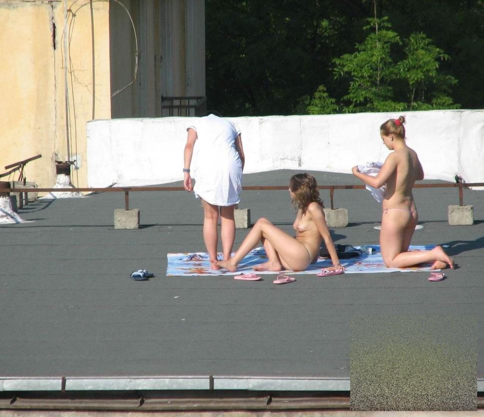 Mii de românce fac asta în fiecare vară. În ce ipostază indecentă au fost fotografiate cele trei graţii 167186
