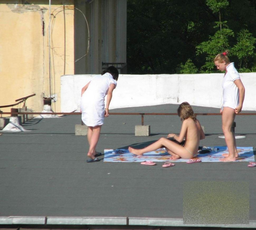 Mii de românce fac asta în fiecare vară. În ce ipostază indecentă au fost fotografiate cele trei graţii 167187