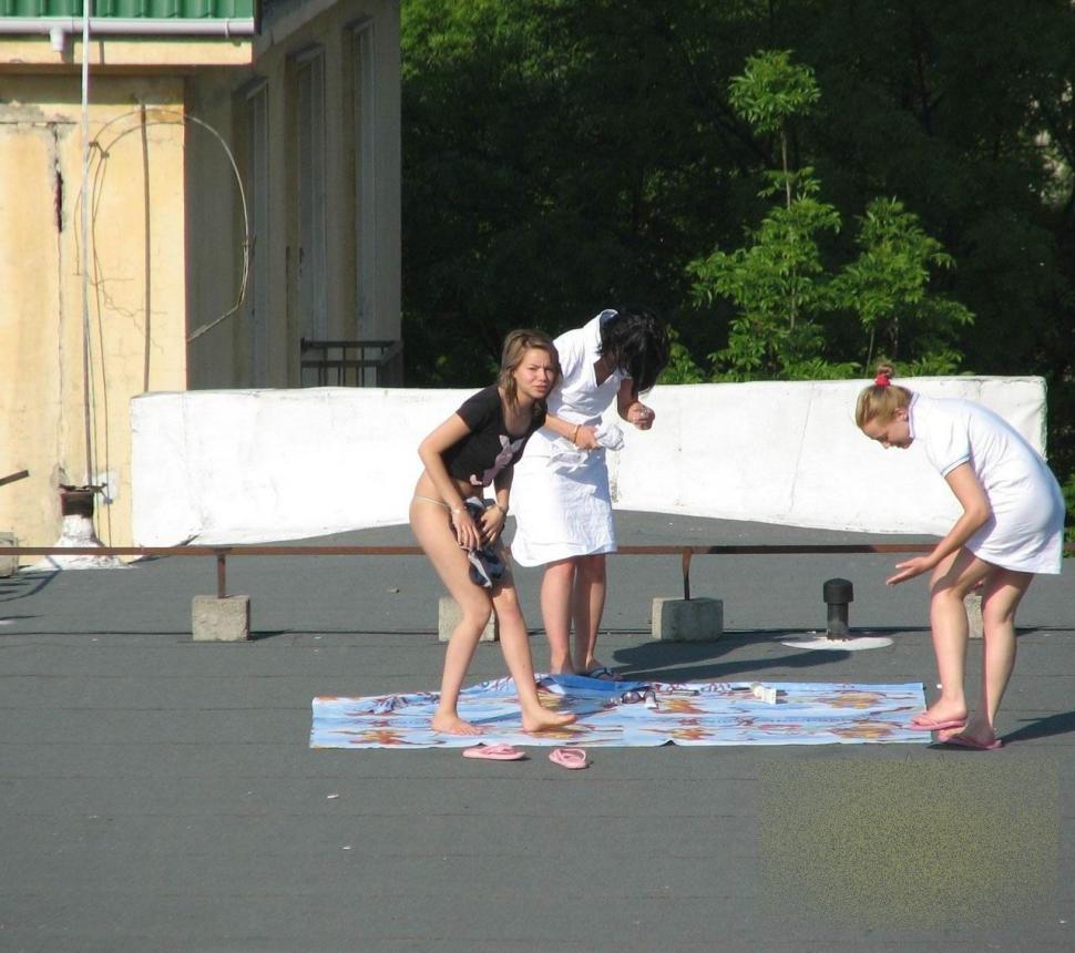 Mii de românce fac asta în fiecare vară. În ce ipostază indecentă au fost fotografiate cele trei graţii 167188